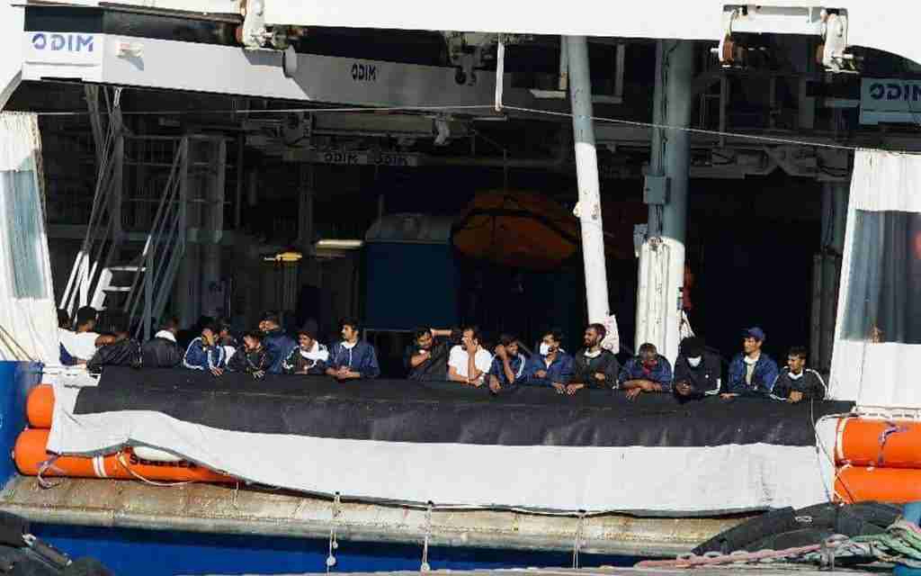 Migranti, un peschereccio con 700 persone è sbarcato in Sicilia