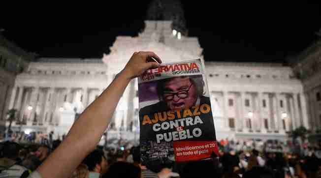 Argentina, a soli 45 giorni dall’insendiamento il Paese protesta contro le politiche di Javier Milei