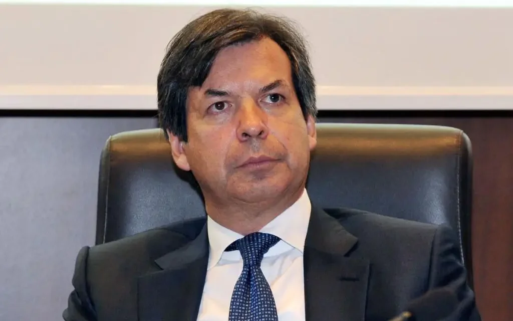 Intesa Sanpaolo ridisegna la finanza italiana: l’operazione Mps diventa una partita per il sistema Paese