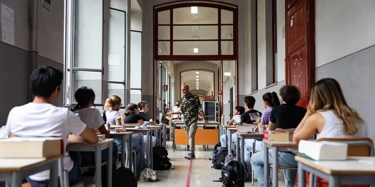 Maturità 2026, al via gli esami: oltre 527 mila studenti alla prova di italiano. Tra le tracce, Pavese, Furedi, Saragat e Calabresi