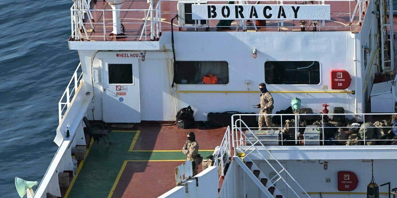 Francia, fermata una nave sospettata di eludere le sanzioni contro la Russia