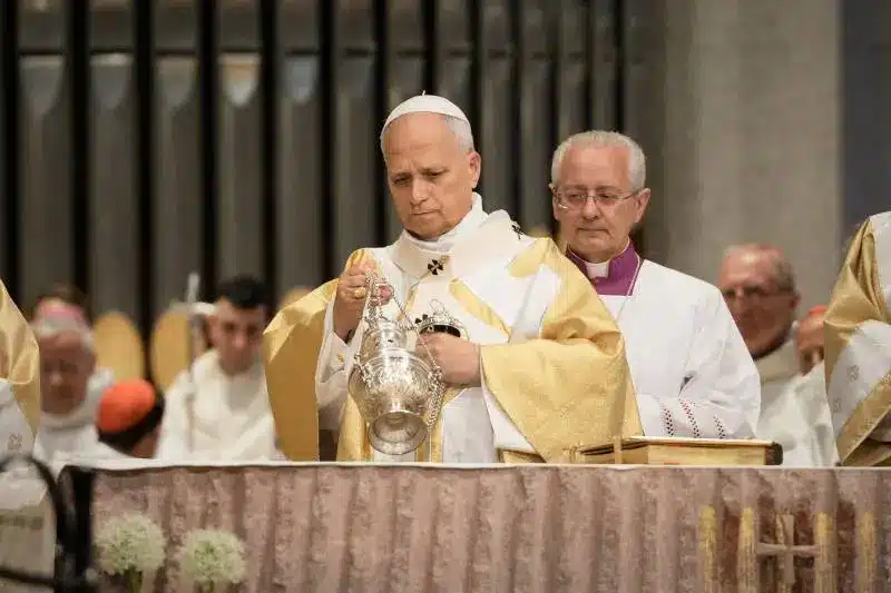 Papa Leone a Barcellona: “Non si può seguire Cristo e scegliere la guerra”