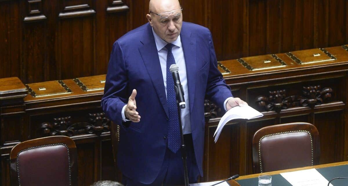 Crosetto: “Ritorna la minaccia nucleare, 2 milioni di morti tra Russia e Ucraina”