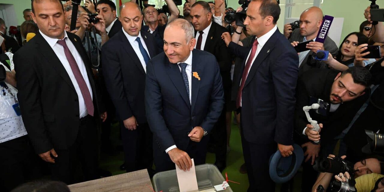 Armenia al voto, exit poll favorevoli a Pashinyan: il partito del premier in testa