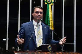 Brasile, Flávio Bolsonaro porta Lula davanti alla Corte Suprema